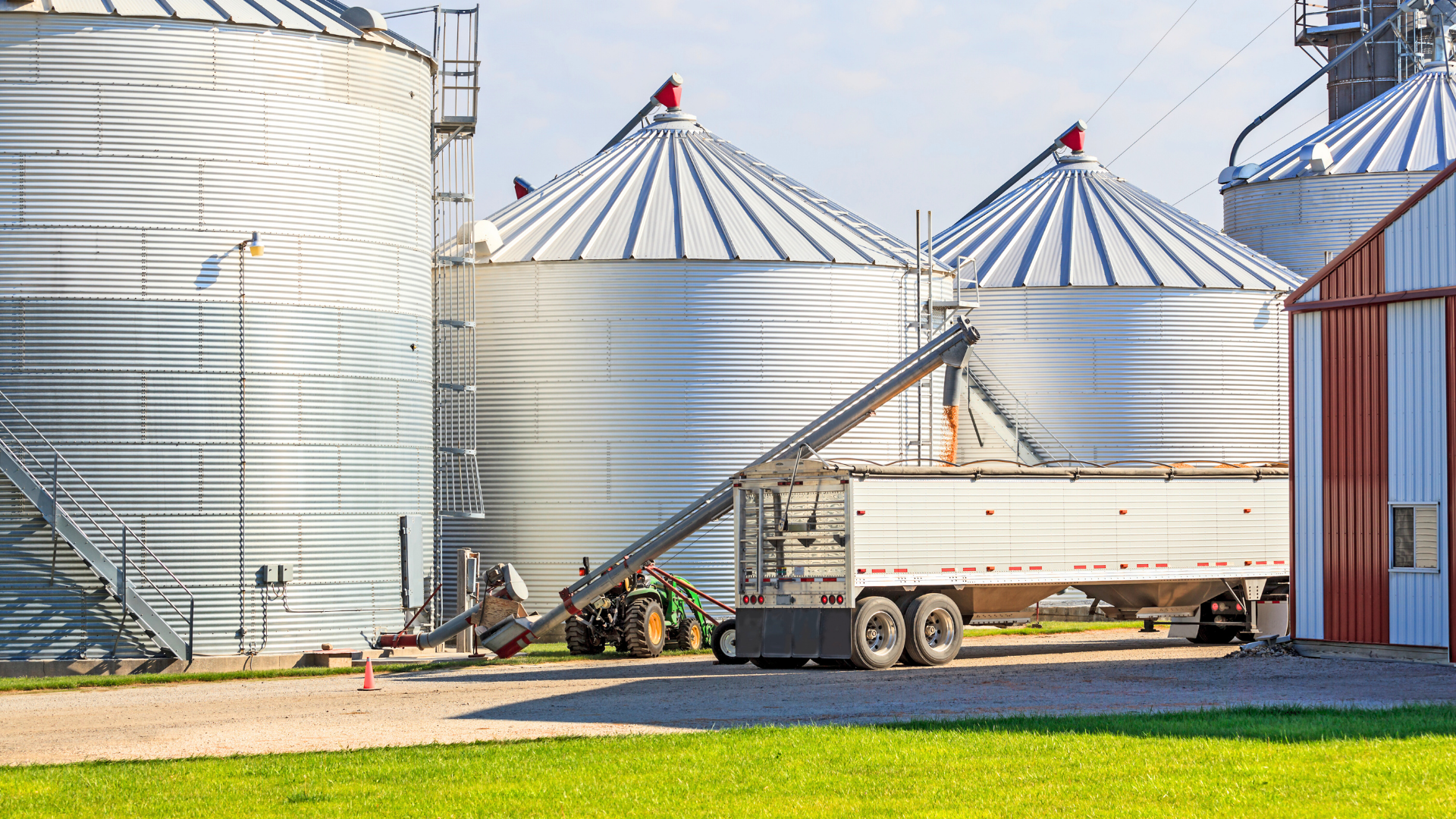 filling grain truck with corn